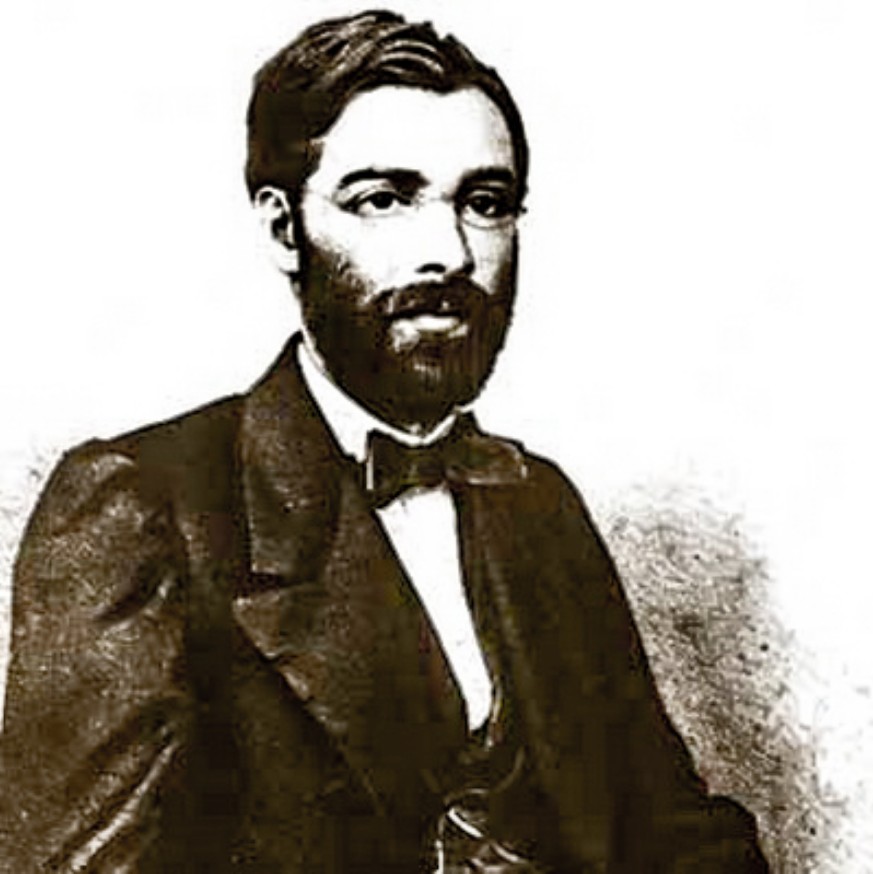 Ainda criança, José de Alencar se mudou com a família para o Rio de Janeiro, então capital do Império do Brasil. Estudou no Colégio de Instrução Elementar e, em 1846, aos 17 anos, ingressou na Faculdade de Direito do Largo de São Francisco, em São Paulo. Formou-se em 1850 e, durante a faculdade, criou a revista literária “Ensaios Literários”.
