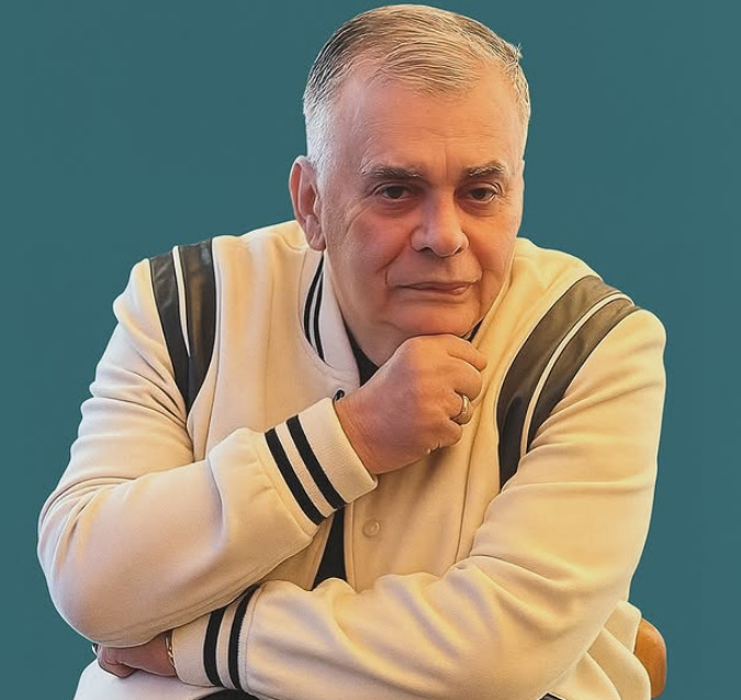 Saiba mais, a seguir, sobre Walcyr Carrasco. Nascido no estado de São Paulo no dia 1º de dezembro de 1951, Walcyr se formou em Jornalismo na Escola de Comunicações e Artes da Universidade de São Paulo. Depois, trabalhou nos jornais O Estado de S. Paulo, Folha de S.Paulo e Diário Popular, além das revistas IstoÉ, Veja, Contigo!, onde foi diretor, e 