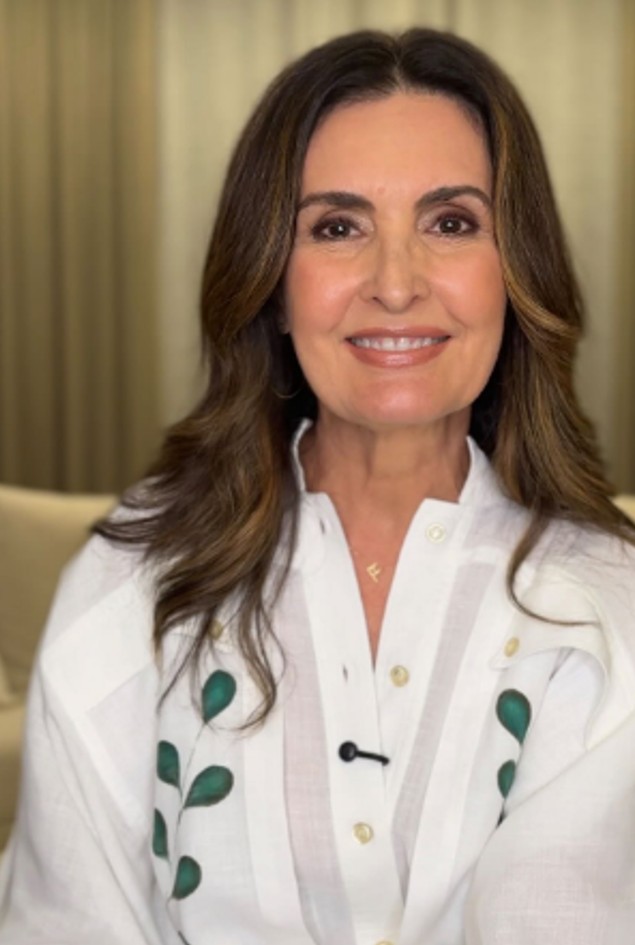 Fátima Bernardes teve mais um projeto recusado pela TV Globo. Segundo o colunista Alessandro Lo-Bianco, a apresentadora propôs um talk-show com banda fixa, entrevistas com famosos e anônimos e até a tradicional caneca sobre a mesa, mas a emissora considerou o formato parecido demais com os programas de Jô Soares. A Globo avaliou que a atração era pouco inovadora e não atendia às exigências do público digital atual. Desde que deixou o “Encontro”, em 2022, Fátima teve outros projetos analisados pe - 