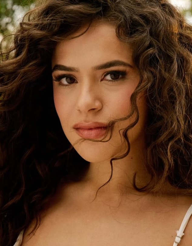 Foi descoberta em 2005, aos três anos de idade, ao participar do programa de Raul Gil, exibido inicialmente pela Record e depois pela Band. Na atração, fazia apresentações musicais e dublagens de artistas como Rouge, Ivete Sangalo e Wanessa Camargo. Em 2007, foi contratada pelo SBT.
