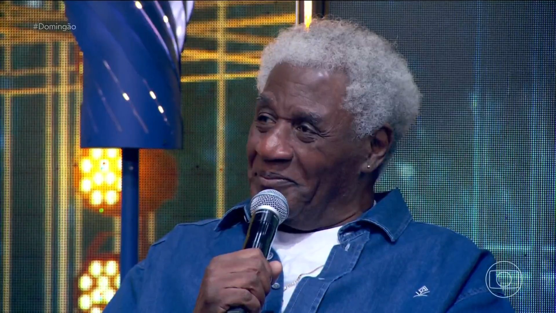 No dia 24 de maio de 2026, Tony participou do “Domingão com o Huck” e surpreendeu a todos ao revelar que seu pai, Ray Antenor, viveu até os 117 anos. O pai nasceu em Georgetown, na Guiana e ficou conhecido por sobreviver ao massacre de Jonestown, uma tragédia que aconteceu em 1978 envolvendo a seita liderada por Jim Jones. Bem-humorado, Tony também brincou ao comentar o que considera o segredo para viver tanto tempo. “Primeiro é não morrer”. Em seguida, contou que nunca deixou de aproveitar comi