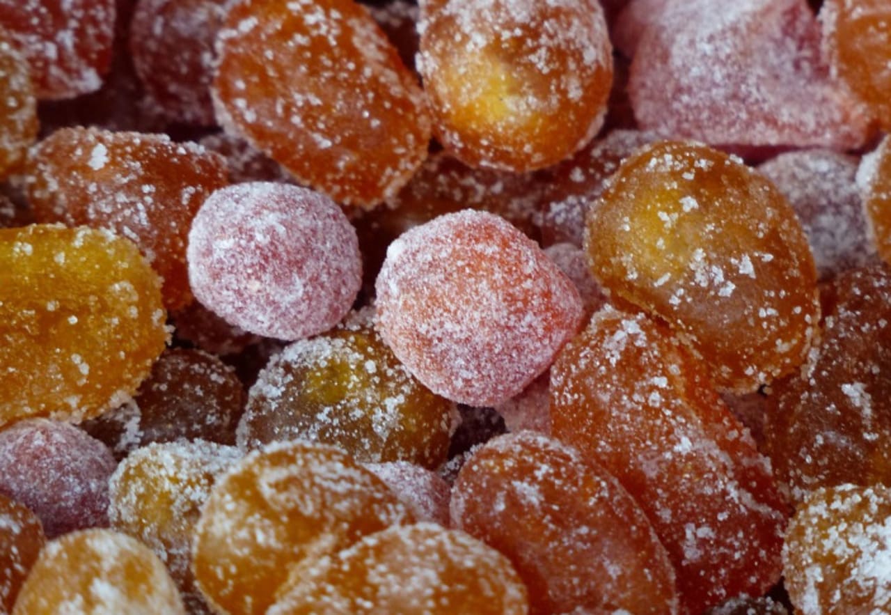 Apesar de saborosa e colorida, a fruta cristalizada é rica em açúcar e deve ser consumida com moderação. Curiosamente, já foi considerada símbolo de luxo, por exigir grande quantidade de açúcar em sua produção. 