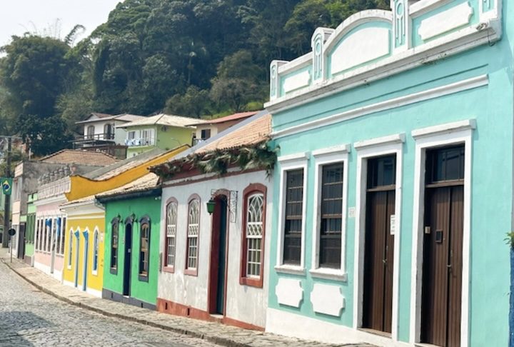 São Francisco do Sul também possui enorme importância histórica para o Brasil, já que figura entre as cidades mais antigas do país. Fundada oficialmente no século 17, o local preserva um centro histórico tombado pelo IPHAN com casarões coloniais, igrejas antigas e ruas de pedra que ajudam a contar parte da ocupação portuguesa no litoral sul brasileiro.