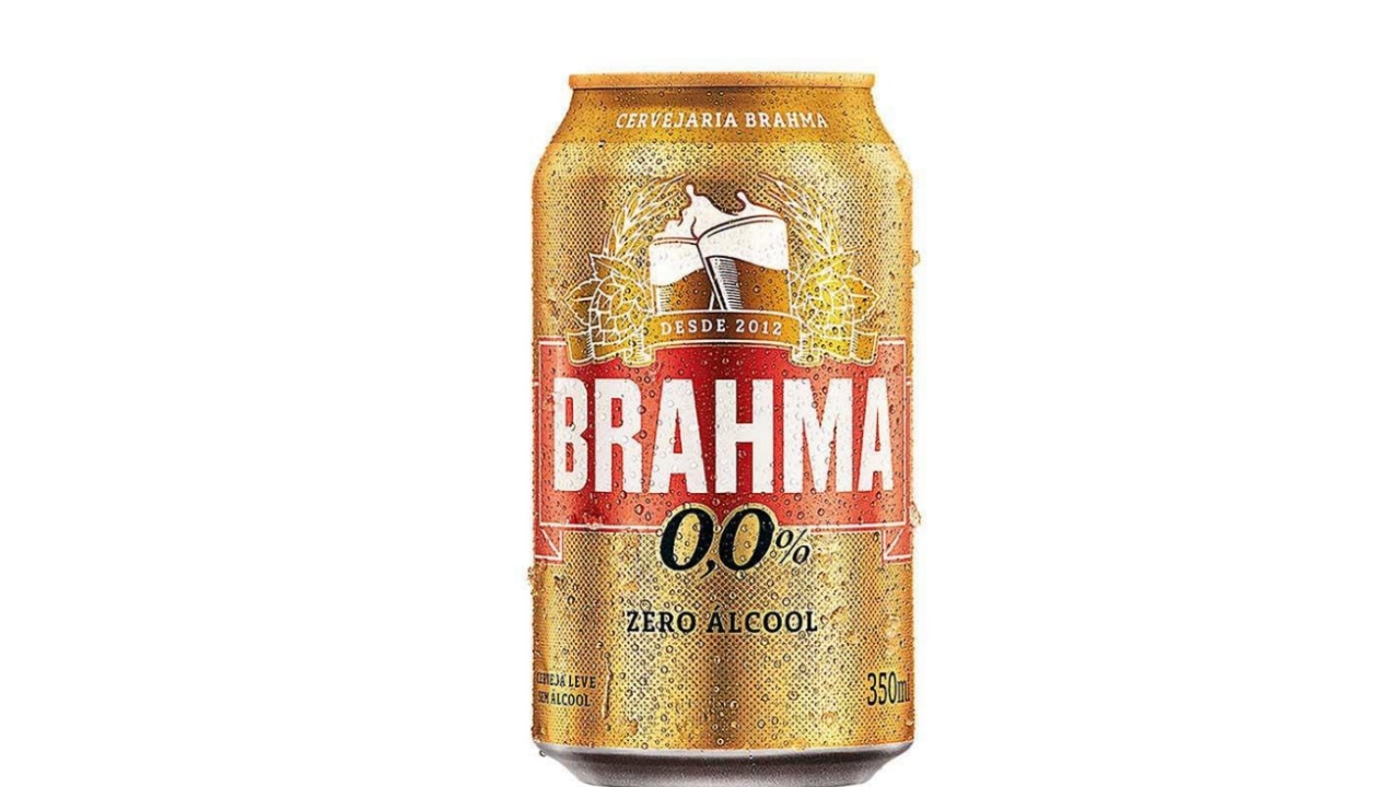 A produção dessas cervejas começa de maneira muito semelhante à da cerveja tradicional. Os ingredientes básicos continuam sendo água, malte, lúpulo e levedura, utilizados normalmente no processo de fermentação. A principal diferença aparece na etapa final, quando o álcool é reduzido ou removido da bebida. Algumas empresas interrompem a fermentação antes da formação completa do álcool, enquanto outras utilizam técnicas para retirar o álcool já produzido. Esse cuidado busca preservar aroma, sabor 