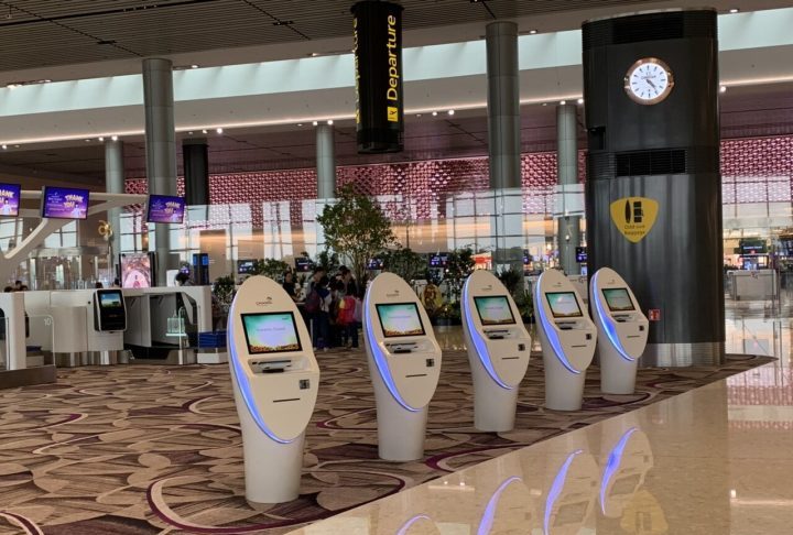 Essa mentalidade dinâmica reflete uma visão estabelecida ainda nos anos 1970, quando o então primeiro-ministro Lee Kuan Yew defendeu a criação de uma infraestrutura aeroportuária que simbolizasse eficiência e acolhimento. 