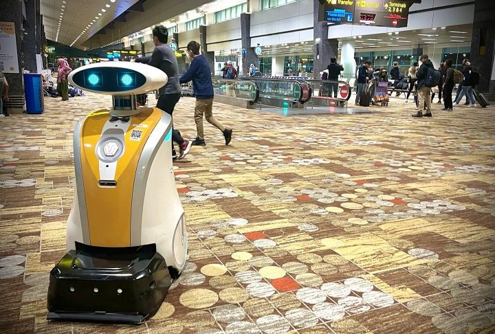 Ao mesmo tempo, serviços menos visíveis, como a manutenção constante dos 500 banheiros — monitorados por avaliações feitas por passageiros em tempo real — reforçam o padrão elevado de qualidade. Qualquer queda na nota aciona uma equipe de limpeza em minutos! Cada detalhe segue uma lógica clara: priorizar eficiência, garantir conforto e, por fim, oferecer experiências memoráveis.