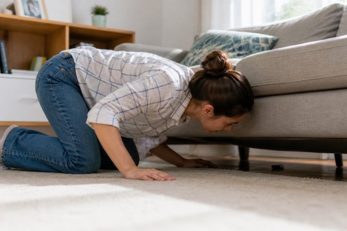 Mulher procurando objeto perdido em casa - Imagem gerada por IA 