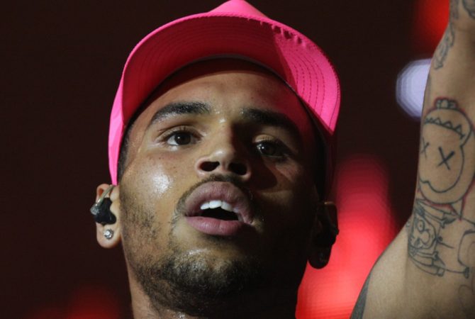 Chris Brown recebe título honorário de PHD em Artes Visuais e Cênicas