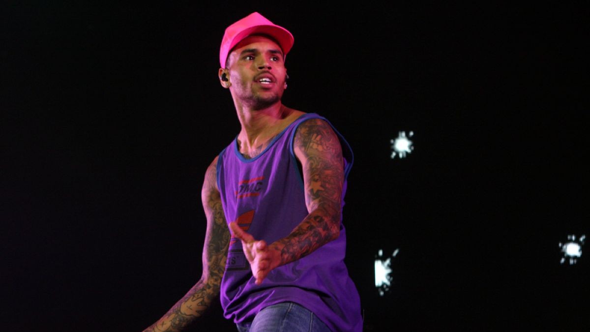 Conheça mais, a seguir, sobre a trajetória de Chris Brown. Nascido no dia 5 de maio de 1989, em Tappahannock, Virgínia, nos Estados Unidos, ele é um cantor e dançarino de rhythm and blues cujas músicas, como “Kiss Kiss”, “Forever” e “With You”, além de sua dança, o tornaram famoso. Também é conhecido pelas diversas acusações de agressão, inclusive contra a cantora Rihanna, que muitas vezes ofuscaram seu sucesso, embora ele tenha continuado a lançar discos que obtiveram bom desempenho nas paradas