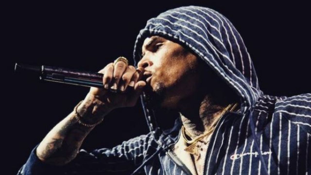 Logo depois desse acontecimento, ele lançou o terceiro álbum, “Graffiti”, que apesar de ter sido indicado ao Grammy, não teve bom desempenho comercial e de crítica. Naquele ano, suas músicas também deixaram de ser executadas nas rádios. No entanto, dois anos depois, Brown se recuperou com o lançamento do álbum “F.A.M.E.”, que conquistou o primeiro lugar na Billboard 200 e garantiu a ele um Grammy de Melhor Álbum de Rhythm and Blues.
