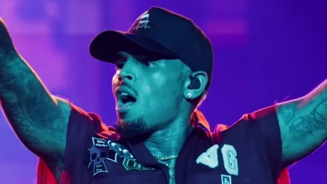 O quarto álbum de Chris Brown, “Fortune”, foi lançado em 2012 e também alcançou o topo das paradas. Nesse mesmo ano, ele e Rihanna lançaram remixes de músicas um do outro no X, e ele participou de uma faixa do álbum “Unapologetic”, dela. Essas colaborações alimentaram rumores de uma reconciliação romântica e, no início de 2013, Rihanna confirmou que os dois haviam voltado a namorar, mas terminaram o relacionamento ainda naquele ano.
