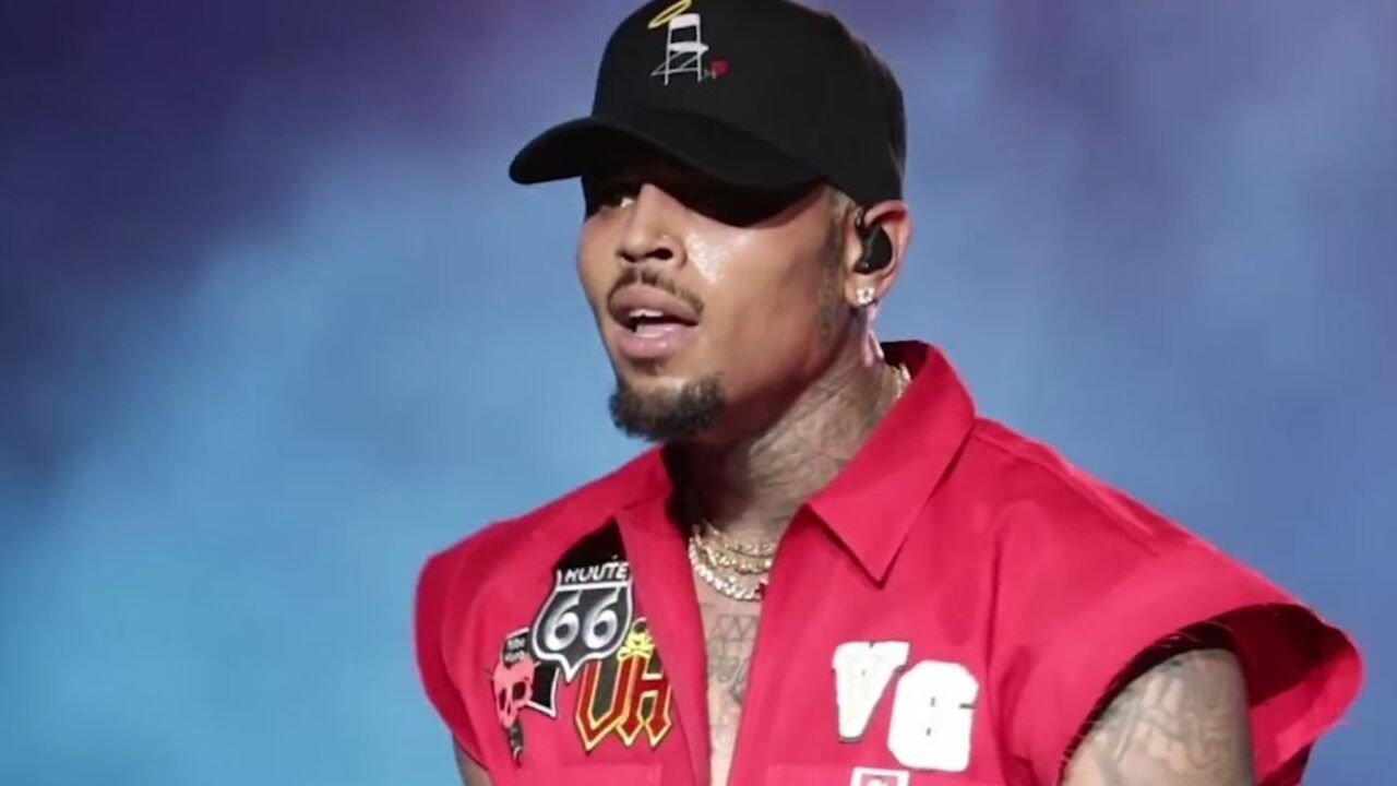 Em 2013, Chris Brown voltou a ser acusado de agressão. Dessa vez, foi acusado de agredir um homem em frente a um hotel, o que causou uma violação da sua liberdade condicional de 2009 e resultou em mais de 100 dias de prisão em 2014. Depois, ele se declarou culpado.
