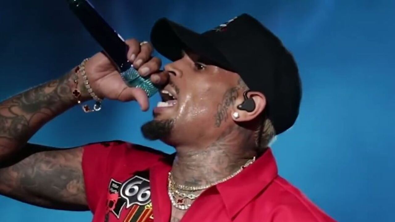 Em 2006, Brown foi indicado a dois prêmios Grammy, incluindo o de Artista Revelação. No ano seguinte, ele lançou o álbum “Exclusive”, que contou com o single “Kiss Kiss”, que alcançou o topo da Billboard Hot 100 e recebeu uma indicação ao Grammy de Melhor Colaboração de Rap, além de feats. com grandes nomes da indústria, como Lil Wayne e Kanye West.
