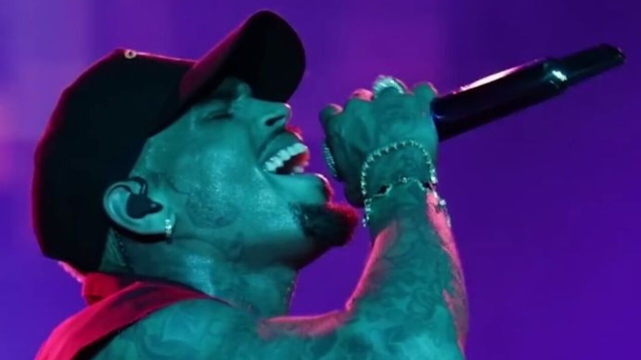 Chris Brown foi preso novamente em maio de 2025, em Manchester, na Inglaterra, por supostamente ter agredido um produtor musical com uma garrafa de tequila em uma boate londrina em 2023. Ele foi acusado de lesão corporal grave, mas foi libertado sob fiança e autorizado a sair em turnê.
