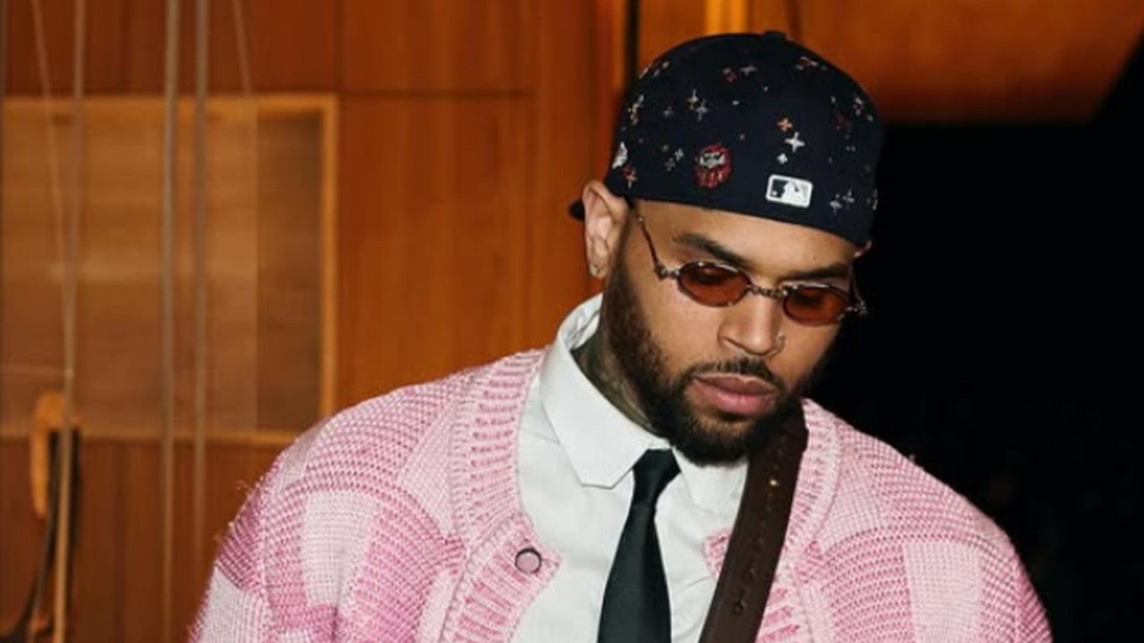 Segundo a universidade, Chris Brown é um dos artistas de Rhythm and Blues mais influentes e bem-sucedidos do século 21, com forte influência na direção de arte, na estética de videoclipes, no design de moda e na dança contemporânea. O artista é dono de dois Grammys, cinco American Music Awards, seis Billboard Music Awards e três VMAs. Além disso, músicas como “Under the Influence” e “No Guidance”, parceria com Drake, estão entre seus maiores sucessos nas plataformas digitais.
