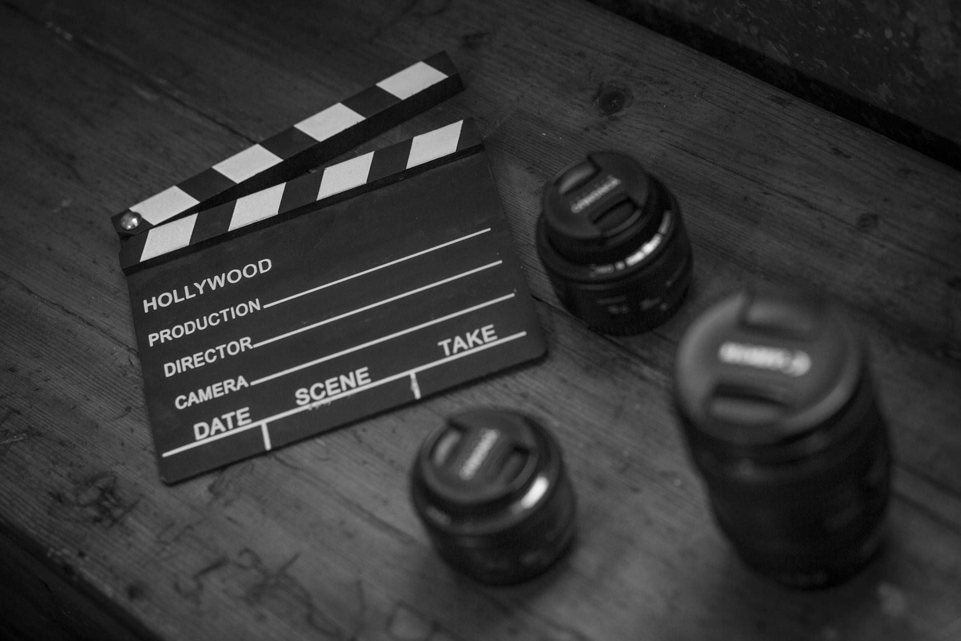 As gravações de “Committed” já estão acontecendo no Condado de Down, na Irlanda do Norte, mas também conta com cenas filmadas em Hamilton, no Canadá. Na trama assinada pelas empresas Cameron Pictures e Fabel Productions , Peter Hooley, personagem de Dustin Milligan, decide atravessar o oceano para reencontrar Julie Johnston após um intenso fim de semana romântico em Toronto. Porém, ao chegar a uma pequena vila rural da Irlanda do Norte, ele se depara com costumes excêntricos e situações caóticas