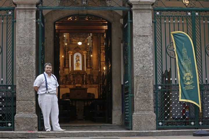 Outro elemento importante nesse processo envolve a atuação do provedor da irmandade, Claudio André de Castro, que acompanha leilões e vendas virtuais em busca de itens suspeitos relacionados ao acervo da igreja. O trabalho exige conhecimento histórico, identificação iconográfica e análise de marcas de procedência.