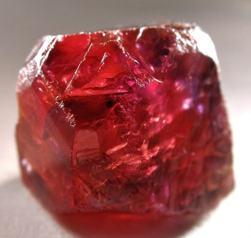 O tamanho da gema também impressionou especialistas e autoridades locais, que classificaram a descoberta como rara e excepcional. Embora o governo não tenha divulgado uma avaliação oficial, há expectativa de que o rubi possa alcançar valor superior ao de outras pedras históricas encontradas na mesma região. Um dos exemplos mais conhecidos é um rubi de 21.450 quilates localizado em Mogok em 1996.