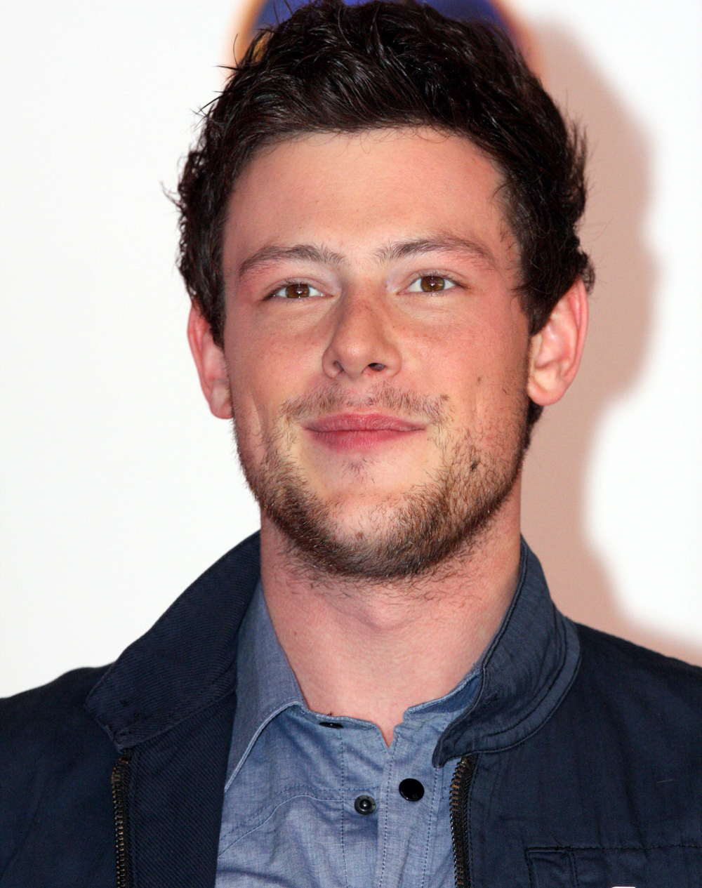 No dia 11 de maio de 1982, nasceu, em Calgary, no Canadá, Cory Monteith, ator e cantor que ficou mundialmente conhecido por seu papel na série “Glee”. Dono de uma carreira promissora, ele também enfrentou, desde a adolescência, problemas com o vício em álcool e drogas, o que tornou sua juventude bastante conturbada. Após encontrar na atuação um novo rumo para a vida, passar por um período de reabilitação e estar em um relacionamento sério, Cory parecia finalmente ter se estabilizado. No entanto, -  (crédito:  Wikimedia Commons /  Eva Rinaldi)