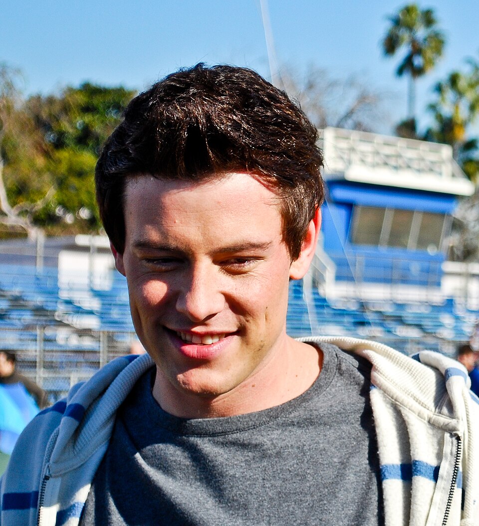 Cory Monteith cresceu em Victoria, no Canadá, e seus pais se separaram quando ele tinha apenas sete anos. Ele e o irmão mais velho foram criados pela mãe. Monteith era um bom aluno desde criança, mas se perdeu no início da adolescência. Começou a faltar às aulas para beber e usar drogas e, aos 16 anos, desistiu oficialmente dos estudos depois de frequentar 12 escolas diferentes. Nessa época, trabalhou em diversos empregos temporários enquanto tocava bateria em diferentes bandas. Aos 19 anos, o p