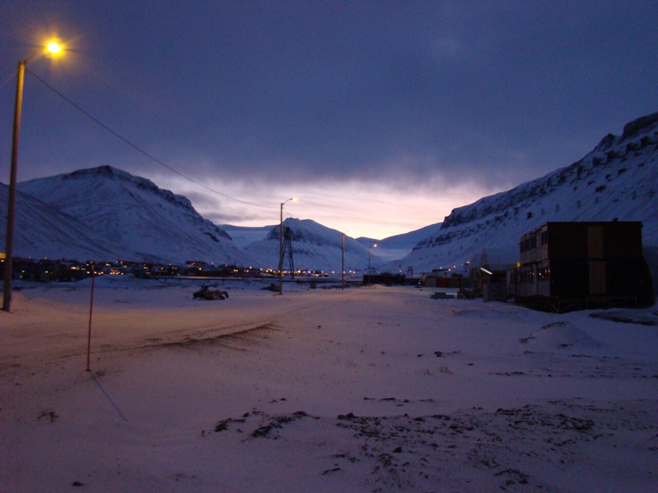 Longyearbyen, no arquipélago norueguês de Svalbard e a cerca de 1.300 quilômetros do Polo Norte, vive meses de sol contínuo, atraindo grande interesse. O fenômeno nesta que é uma das cidades mais ao norte do planeta, marca profundamente o cotidiano dos moradores por precisarem adaptar horários e rotinas à ausência de noite. A região é um laboratório natural para estudo das mudanças climáticas.