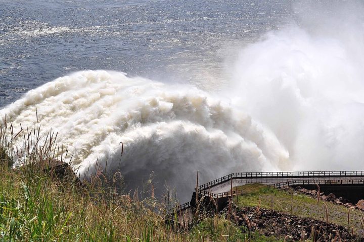 A condição beneficia diversas usinas situadas rio abaixo, como Cana Brava, São Salvador, Peixe Angical, Lajeado, Estreito e, de forma mais acentuada, a usina de Tucuruí, que depende diretamente dessa estabilidade para manter sua capacidade operacional e eficiência na geração de energia.
