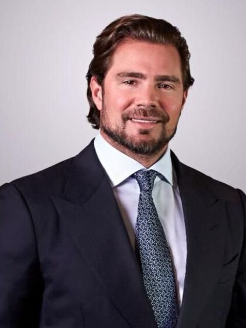 Os investigadores afirmam que Ciro Nogueira teria usado o mandato parlamentar em benefício do empresário Daniel Vorcaro (foto), dono do banco investigado. A PF também aponta suspeitas de pagamentos mensais, custeio de despesas pessoais e outras vantagens recebidas pelo senador.