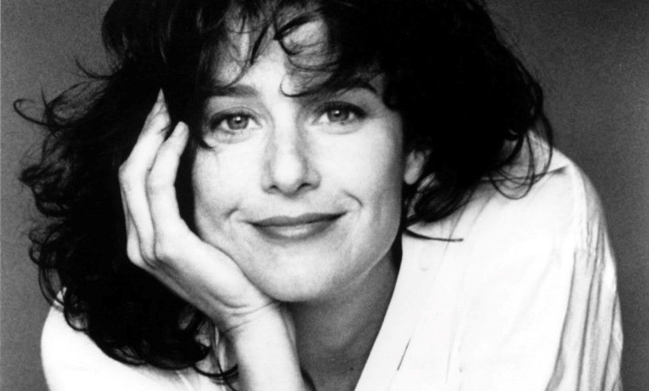 Saiba mais, a seguir, sobre Debra Winger. Nascida em Cleveland, no dia 16 de maio de 1955, ela é uma atriz indicada ao Oscar, conhecida por grandes atuações no cinema e na televisão em filmes e séries como “A Força do Destino”, “Laços de Ternura”, “Terra das Sombras” e “The Ranch”.
