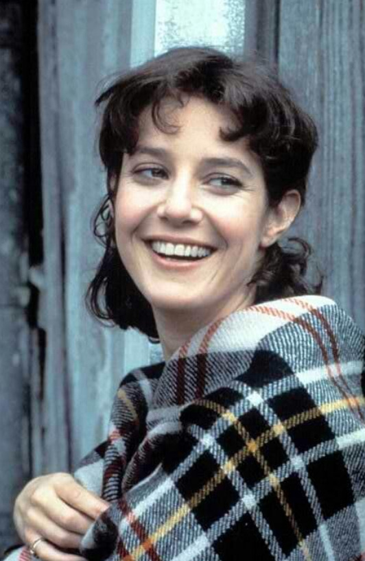 De família judia, Debra Winger cresceu na Califórnia, para onde sua família se mudou quando ela tinha apenas seis anos. Entretanto, após se formar no ensino médio, ela foi morar em Israel, onde trabalhou em um kibutz e serviu por três meses no exército israelense.
