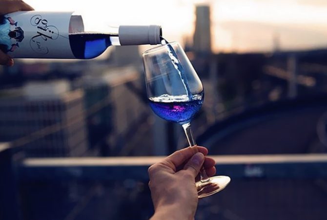 Vinho azul gera polêmica com produtores tradicionais, mas visual chamativo atrai consumidores