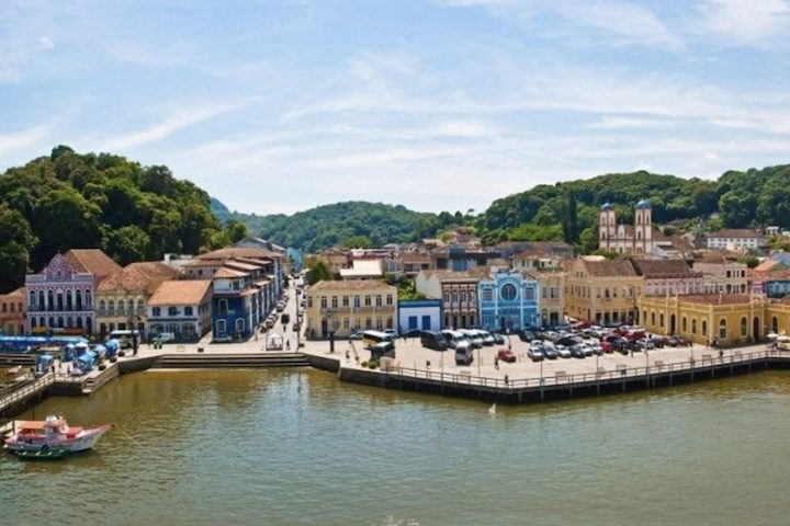 O estudo avaliou algumas das principais cidades do litoral catarinense, entre elas Florianópolis, Balneário Camboriú, Laguna, Imbituba e São Francisco do Sul, que obteve um dos desempenhos mais positivos da pesquisa. Segundo os dados apresentados, a maior parte dos turistas entrevistados demonstrou alto grau de satisfação com a experiência na cidade. 