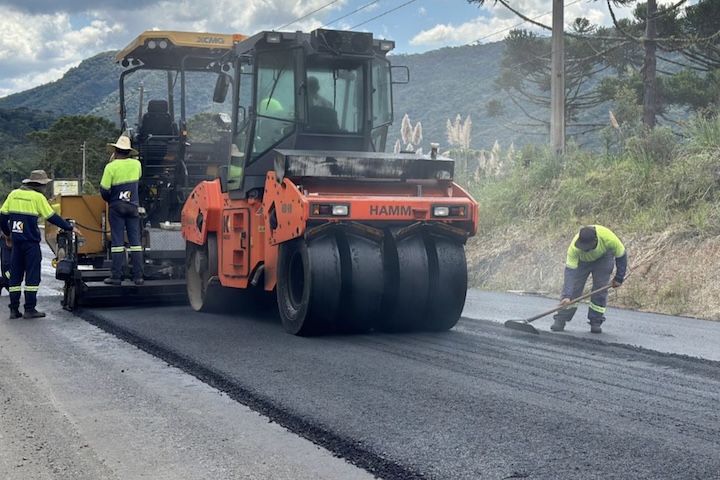 O governo precisou realizar uma nova contratação, processo que aumentou o prazo da intervenção. Depois da retomada das obras, sete pontos de deslizamento exigiram ações emergenciais de contenção, com investimento adicional de R$ 11 milhões — atualmente, a obra já ultrapassa R$ 56 milhões.