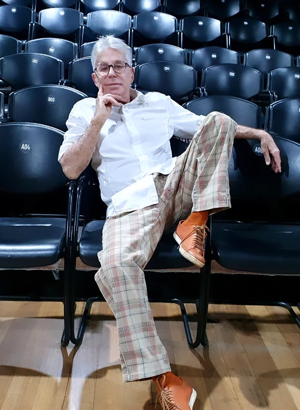 Ele também tem uma extensa carreira no teatro, com participações em diversas montagens, como o musical “Barbaridade”, com texto chancelado por Luís Fernando Veríssimo, Ziraldo e Zuenir Ventura. Também atuou nas montagens “À Margem da Vida”, “Freud”, “Amadeus”, entre outras.
