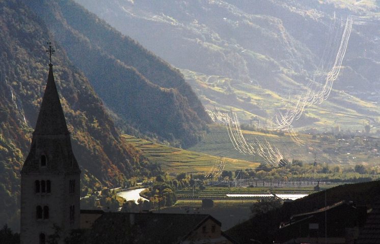 A localização escolhida possui importância histórica para o setor energético europeu. Desde o século passado, Laufenburg funciona como um dos pontos centrais de conexão entre redes elétricas de diferentes países da Europa. Essa tradição motivou o plano de conectar a usina à rede nacional de alta tensão por meio da operadora Swissgrid, estabelecendo uma referência de infraestrutura inédita no país.