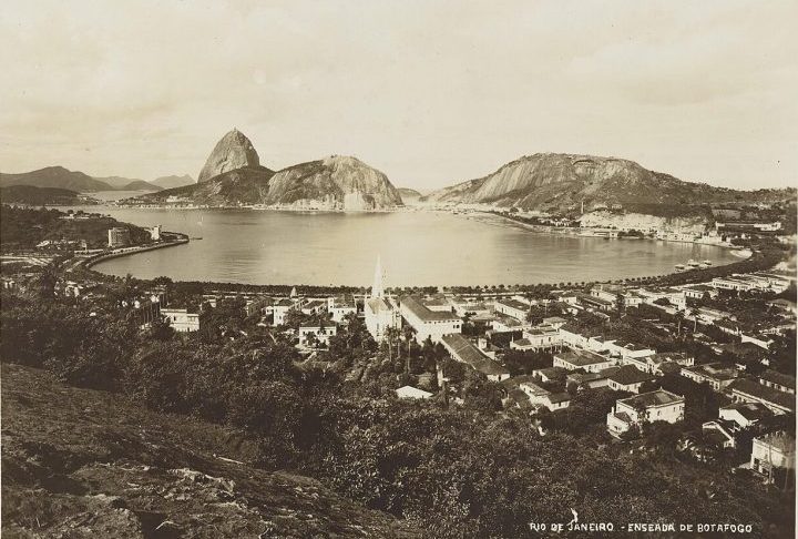 Desde o período colonial, a área serviu como ponto estratégico para navegação e ocupação da cidade, graças à posição privilegiada às margens da Baía de Guanabara. Durante os séculos 19 e 20, Botafogo se consolidou como um dos bairros mais elegantes do Rio, atraindo famílias influentes e construções de alto padrão.