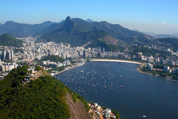 A Enseada de Botafogo fica localizada na Zona Sul do Rio de Janeiro e forma uma das paisagens urbanas mais conhecidas do país. Cercada por montanhas, prédios históricos e pela Baía de Guanabara, a região oferece uma das vistas mais icônicas do estado. Historicamente, a região desempenhou um papel vital no desenvolvimento urbano carioca. 