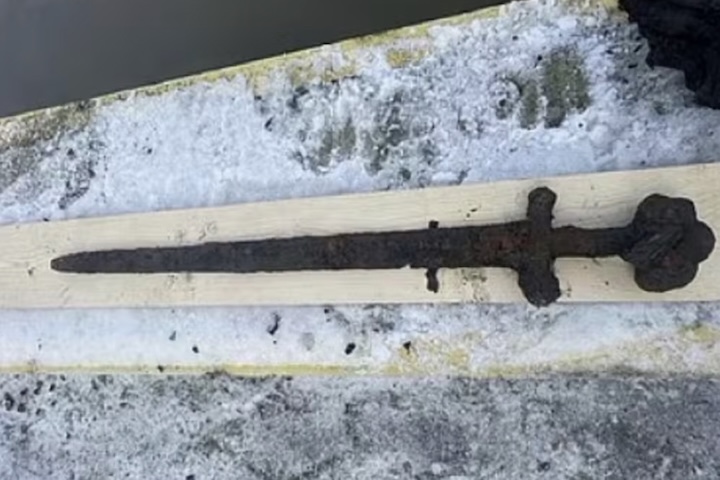 A tecnologia necessária para produzir esse tipo de aço era extremamente avançada para o Ocidente medieval. Alguns estudiosos acreditam que os ferreiros utilizaram métodos semelhantes aos empregados na fabricação do chamado aço de cadinho, processo raro na Europa daquele tempo.