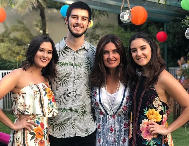 Fátima Bernardes é mãe dos trigêmeos Laura, Vinícius e Beatriz, nascidos em 21 de outubro de 1997, fruto de seu relacionamento com o jornalista William Bonner. Os dois se conheceram em 1989 e se casaram em 1990. Em agosto de 2016, anunciaram oficialmente o fim do casamento após 26 anos juntos. Apesar da separação, os dois continuaram mantendo uma relação pública cordial.
