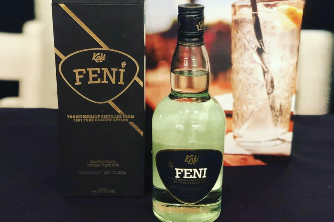 As marcas artesanais de feni conquistaram seu espaço em bares sofisticados e competições internacionais especializadas. Bartenders de cidades como Londres, Paris e Tóquio demonstram interesse pela bebida devido ao seu sabor intenso e diferente de outros destilados conhecidos. Alguns produtores comparam o potencial do feni ao de bebidas tradicionais protegidas por origem geográfica, como o conhaque francês, a tequila mexicana e o saquê japonês.
