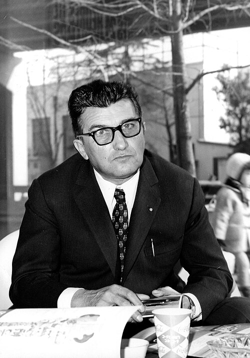 Ferruccio Lamborghini foi um industrial visionário que começou por fabricar tratores e desafiou Enzo Ferrari ao criar uma marca que se tornaria símbolo mundial de inovação e design. Sua trajetória reflete a reconstrução da Itália no pós-guerra e a busca por excelência em engenharia. O sucesso inicial em máquinas agrícolas lhe deu recursos para diversificar negócios e apostar em novos setores. Ao decidir investir em automóveis esportivos, fundou a Automobili Lamborghini em Sant’Agata Bolognese. O -  (crédito: autor desconhecido wikimedia commons)
