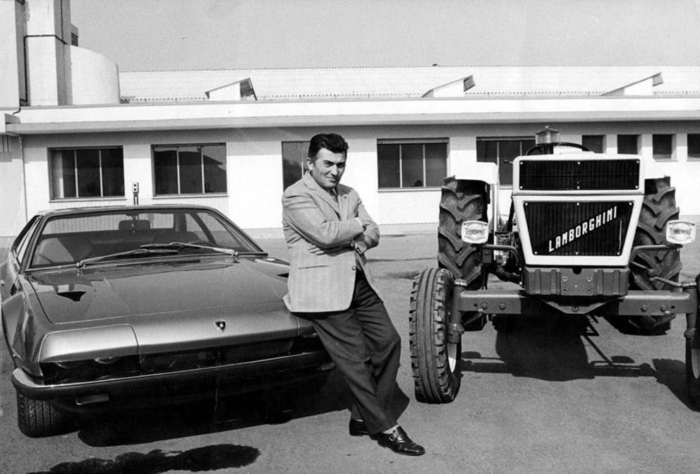 Ferruccio Lamborghini se diferenciou de outros fabricantes ao decidir que sua empresa não participaria de corridas, focando apenas em carros de luxo e alto desempenho. Essa escolha consolidou a identidade da marca como símbolo de exclusividade e inovação. 