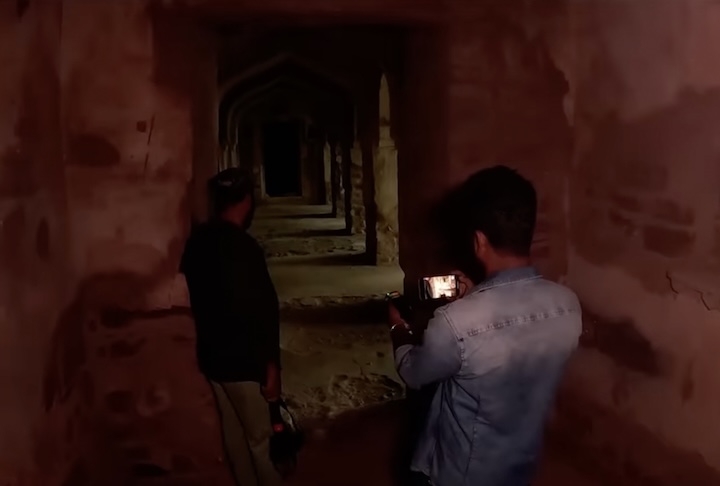 Embora historiadores apontem fatores econômicos e militares para explicar o abandono da cidade, as histórias sobrenaturais ganharam enorme popularidade e alimentaram o imaginário coletivo indiano. Atualmente, muitos visitantes afirmam ouvir vozes, passos, sussurros e ruídos estranhos entre as ruínas, especialmente durante a noite.