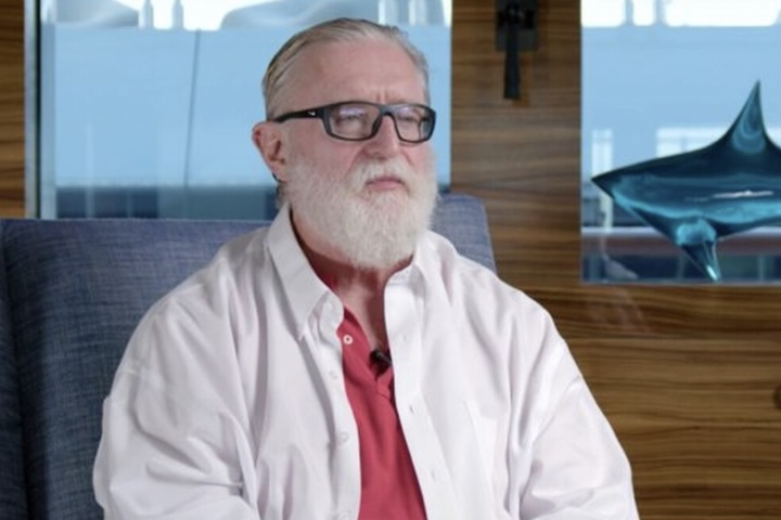 Nascido em 1962, Gabe Newell trabalhou durante 13 anos na Microsoft, período em que participou do desenvolvimento das primeiras versões do sistema Windows. Em 1996, deixou a companhia ao lado de Mike Harrington para fundar a Valve. A empresa rapidamente ganhou notoriedade com o lançamento de 