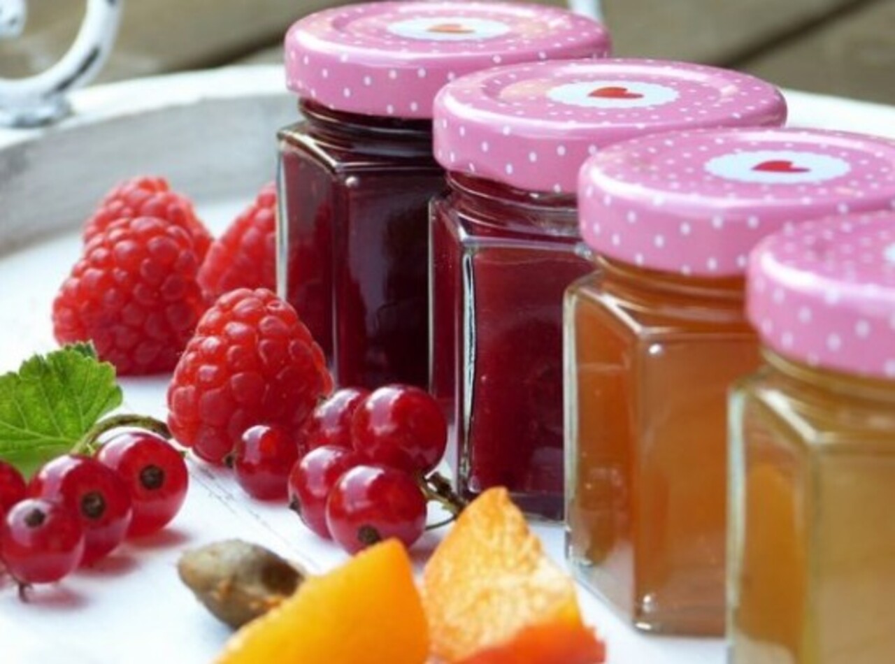Nem todas as frutas produzem boas geleias. A quantidade de pectina, o equilíbrio entre acidez e açúcar e outras características naturais influenciam diretamente a textura, o sabor e a conservação do produto. Por isso, algumas espécies são consideradas ideais para o preparo de geleias caseiras e industriais. Veja quais são elas.