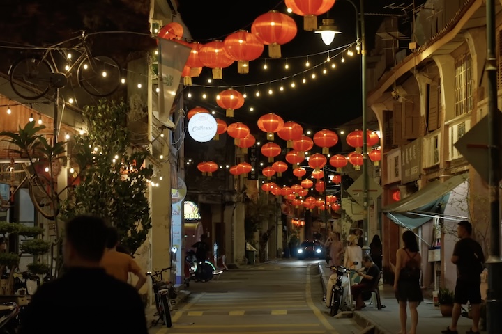 Apesar da modernização acelerada observada em outras cidades asiáticas, George Town conseguiu preservar grande parte de sua identidade histórica. O contraste entre edifícios coloniais, mercados tradicionais e áreas modernas cria uma diversidade cultural que diferencia a cidade de muitos destinos turísticos contemporâneos.