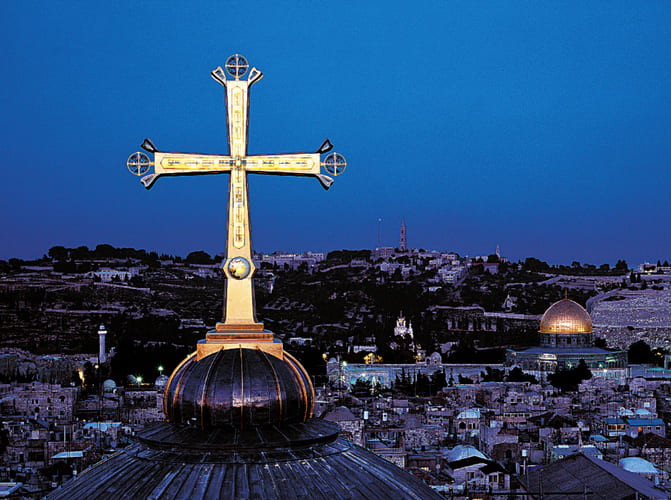 O Santo Sepulcro é também um centro de liturgias complexas, realizadas por diferentes tradições cristãs que mantêm seus ritos em horários distintos, formando uma rotina espiritual contínua. Essa diversidade de celebrações reforça o caráter universal do templo e transforma o ambiente em um mosaico de vozes e tradições. O som dos cânticos ecoa pelas paredes antigas, criando uma atmosfera única.

