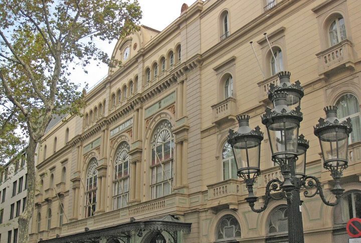 Outro destaque é o Gran Teatre del Liceu, importante casa de ópera inaugurada no século 19, em 1847, e considerada referência cultural catalã. A avenida também abriga construções históricas, pequenos teatros, quiosques e praças que refletem diferentes fases da história barcelonesa.