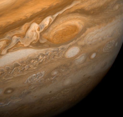Em 1979, a Voyager 1 realizou uma aproximação histórica de Júpiter e registrou imagens detalhadas da Grande Mancha Vermelha, das tempestades atmosféricas e da intensa atividade vulcânica da lua Io, a primeira observação de vulcões ativos fora da Terra.