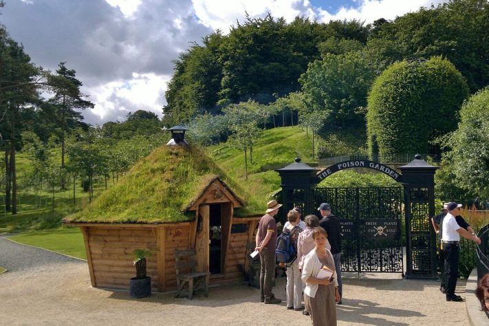 Jardim dos Venenos, Inglaterra – Guard House to the Poison Garden, Alnwick Castle Gardens by Chris Morgan