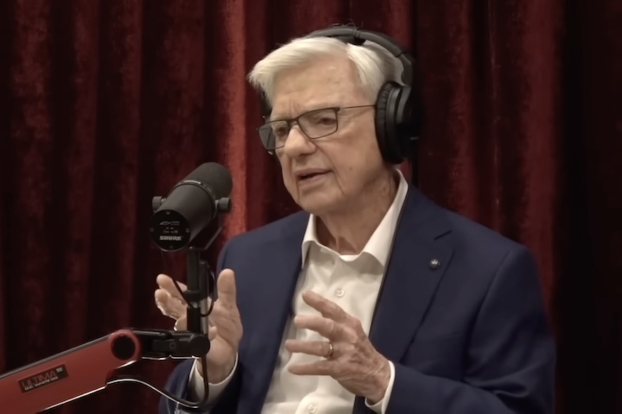 As recentes declarações do físico quântico e engenheiro elétrico Hal Puthoff reacenderam debates sobre a possível existência de vida extraterrestre e supostos programas secretos conduzidos pelo governo dos Estados Unidos. Ex-cientista ligado à Agência de Segurança Nacional (NSA) e à Agência de Inteligência dos Estados Unidos (CIA), ele afirmou durante participação no podcast 'The Diary of a CEO' acreditar que autoridades norte-americanas possuem conhecimento sobre ao menos quatro espécies aliení -  (crédito: Reprodução de vídeo)
